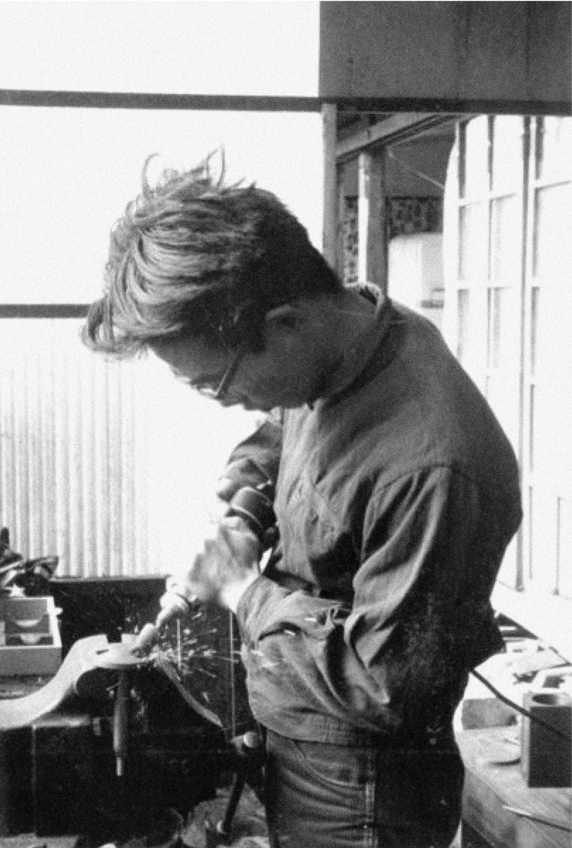 金型製作に取り組む創業者の髙城寿雄 写真