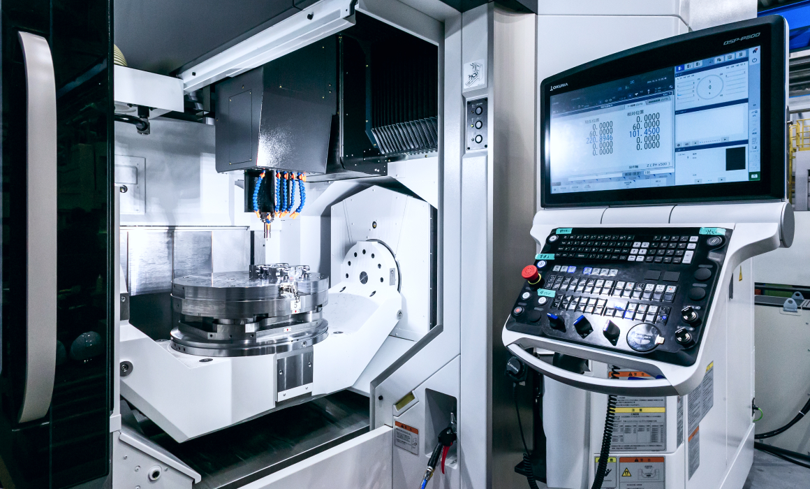 金型を削るマシニングセンタ 写真