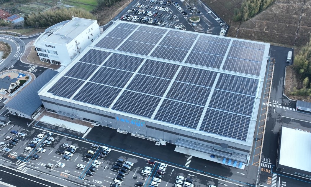 タカギ本社工場屋根一面の太陽光パネル 写真