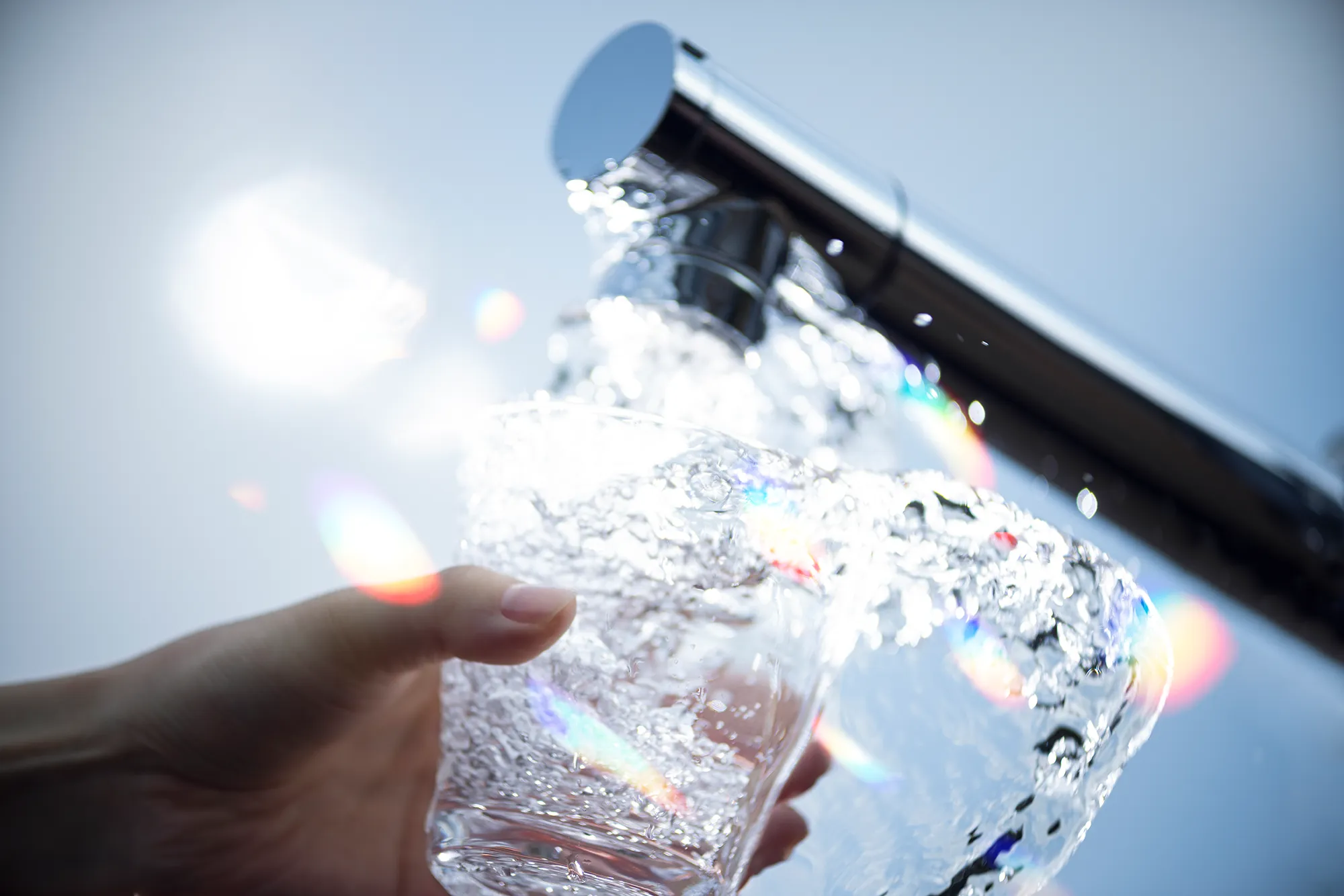 水とグラスのイメージ写真